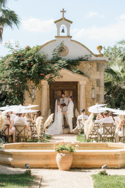 Pascal and Conrad running on a path through a field