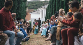 Pascal and Conrad running on a path through a field