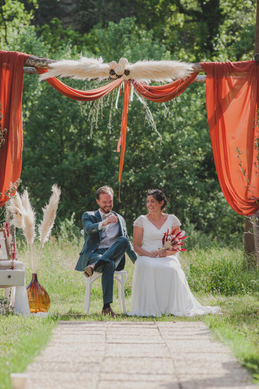 Pascal and Conrad running on a path through a field