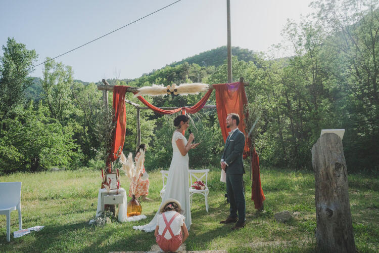 Pascal and Conrad running on a path through a field