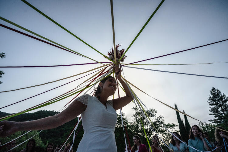 Pascal and Conrad running on a path through a field