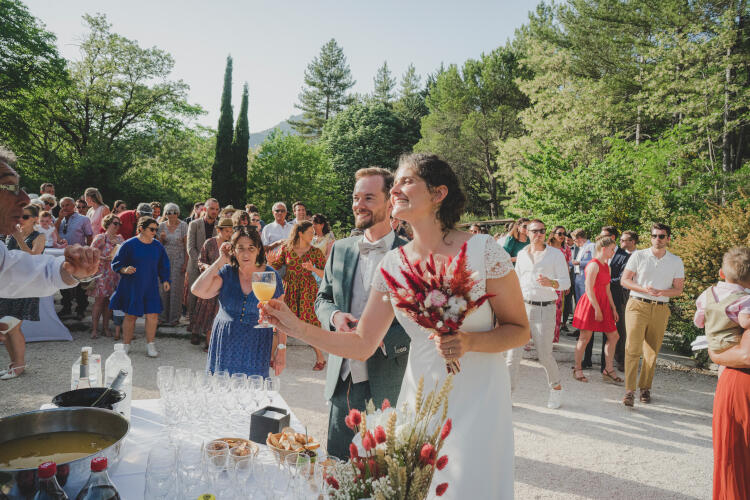 Pascal and Conrad running on a path through a field