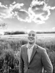 Pascal and Conrad running on a path through a field