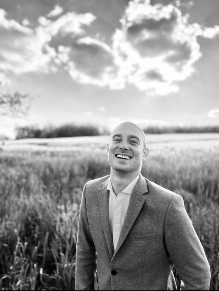 Pascal and Conrad running on a path through a field